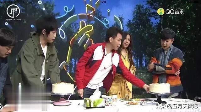  [蛋糕]阿信林俊杰一起做蛋糕庆生，周杰伦委托阿信送上奶茶