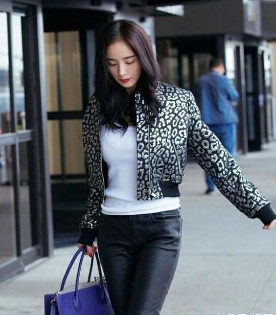 杨幂少见小蛮腰香肩秀, 网友不买账: 不好好穿衣服连头都抬不直