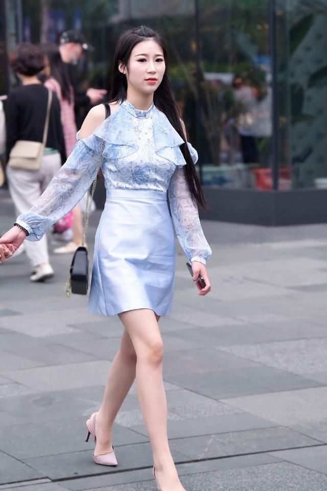  【出自己】街拍：00后校花短裙美腿，年轻就是好