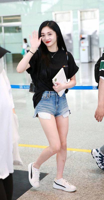 周洁琼弯腰怕走光, 手直接按胸口上, 网友: 上身撑不起来真尴尬