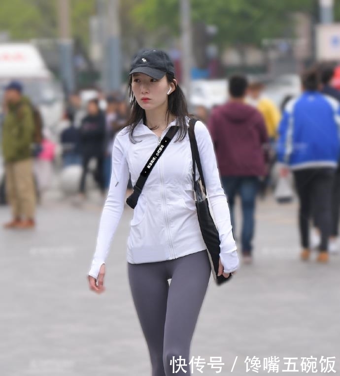 淡紫色■勾勒出完美腿型!,淡紫色紧致瑜伽裤街头拍摄