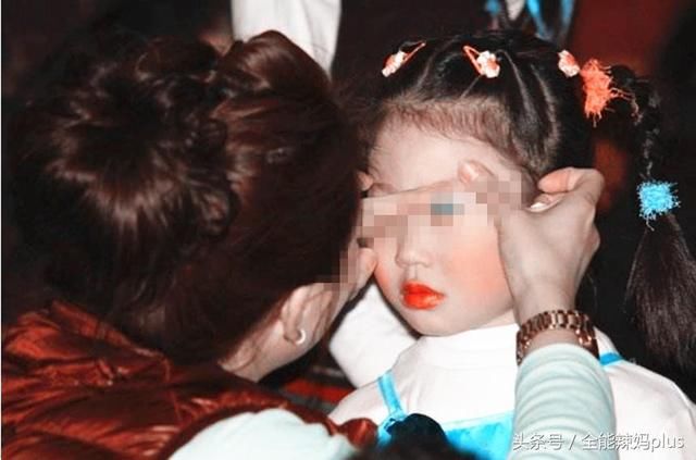 95后辣妈给女儿化妆5年,医生检查后,全家抱头痛哭