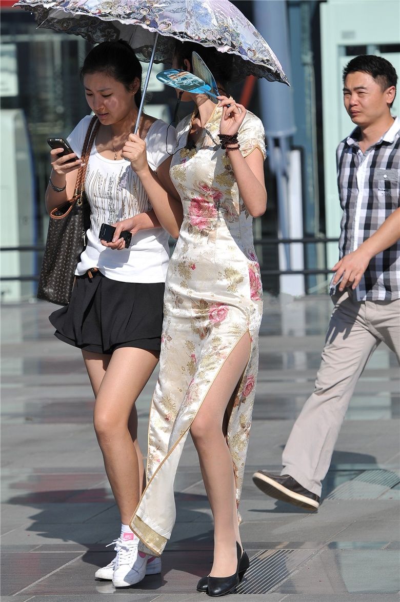 街拍联盟：旗袍肉丝大长腿，简单却又极致的诱惑