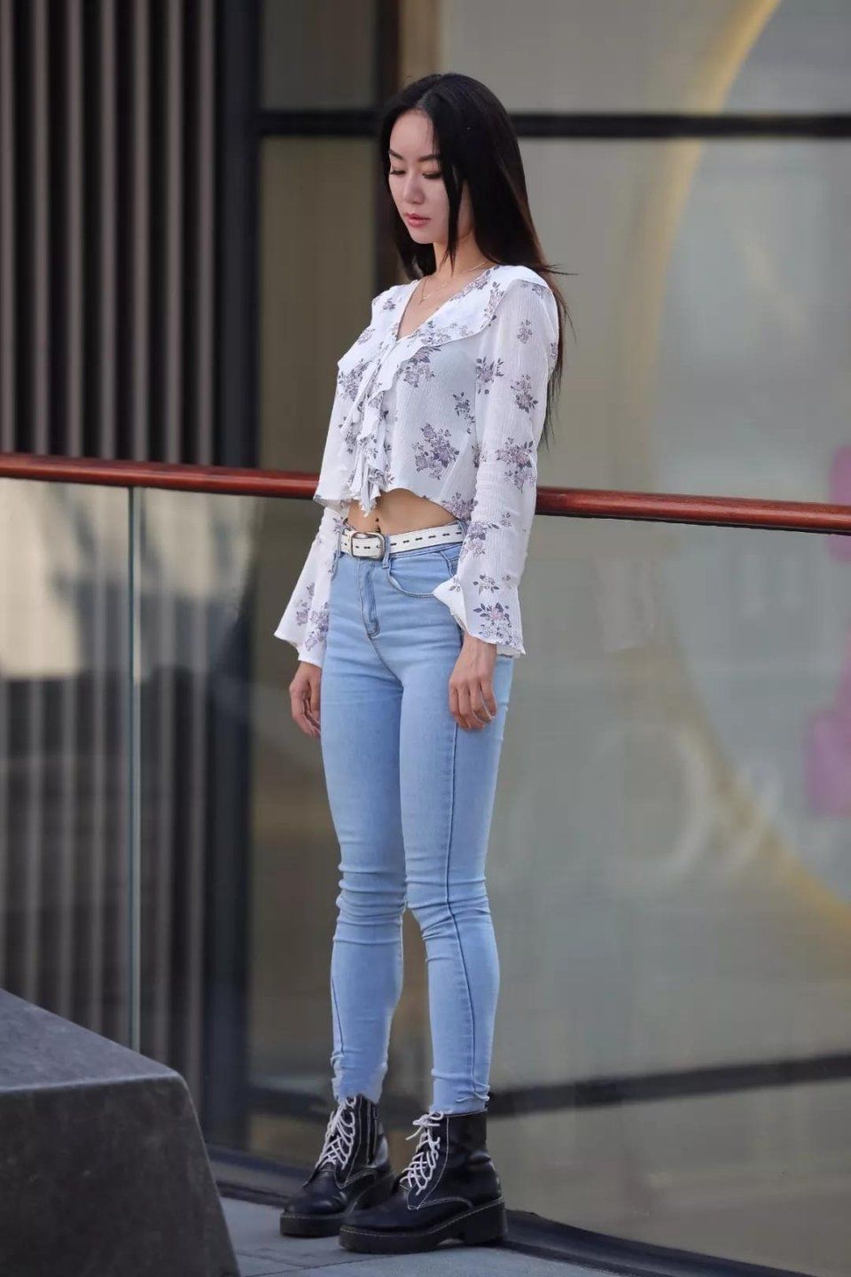 街拍:长得好有女人味，穿牛仔长裤的美女