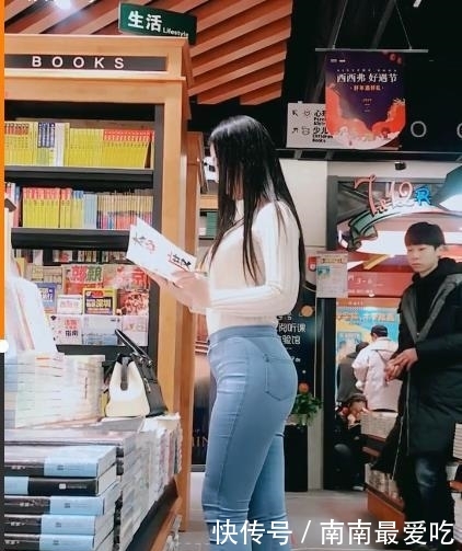  身材■街拍：身材微胖的女孩，穿上浅蓝色牛仔裤，依然好看！