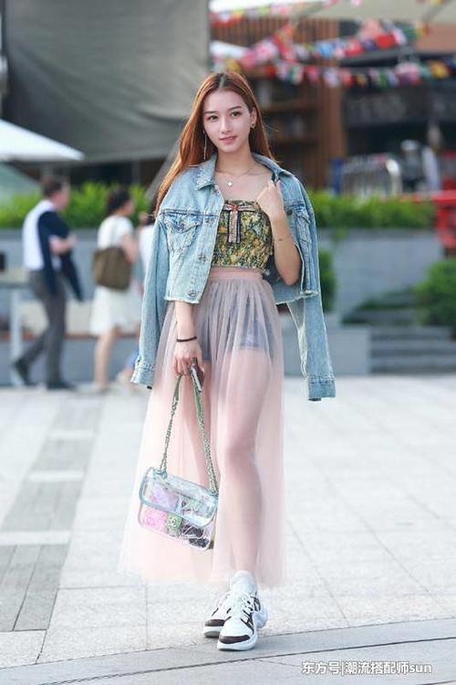 街拍：图1蒋梦婕这双腿也太细了吧？图2美女“另类”搭配时尚！