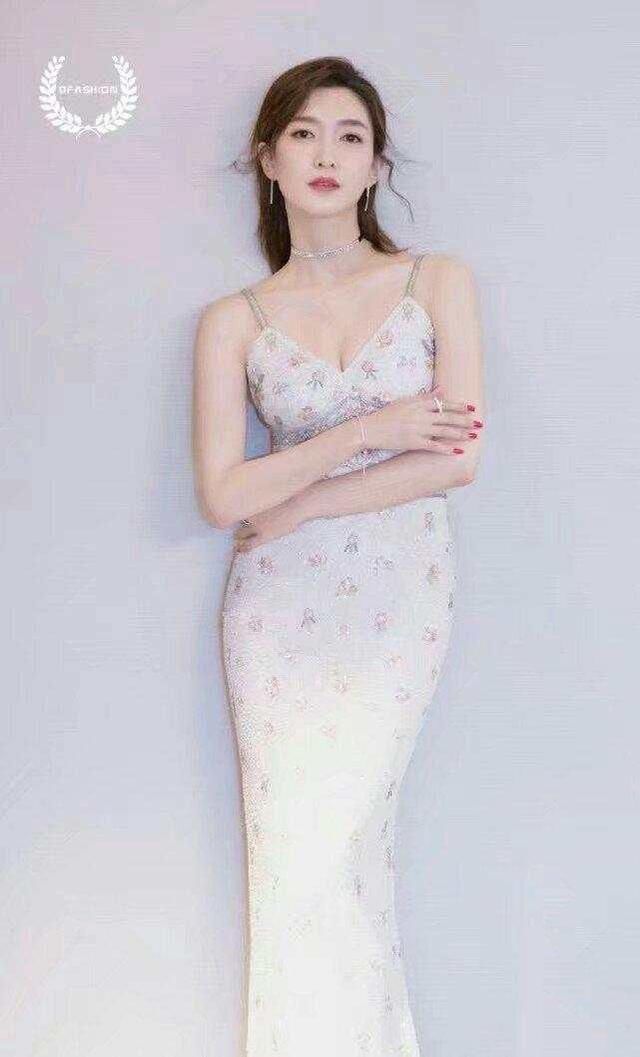 当迪丽热巴撞衫气质美女江疏影，竟然还是热巴赢了