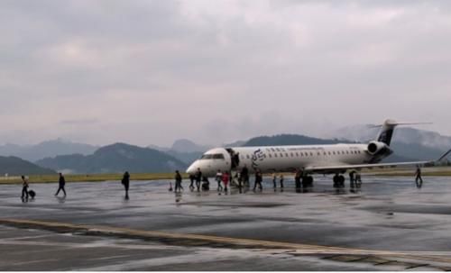 中国第一座悬崖机场，为了建它削平了60多座山头，却少有人知