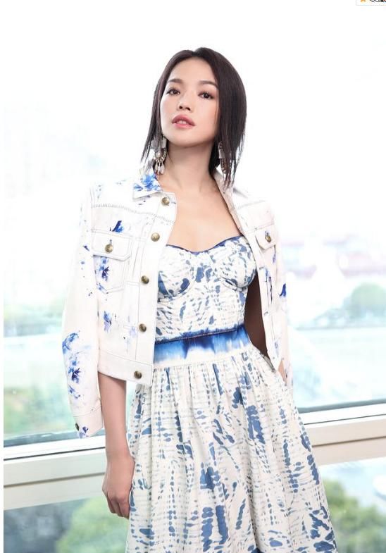 舒淇厉害了，踮起脚尖踩一对鞋底走路，网友:和冯德伦越来越像了