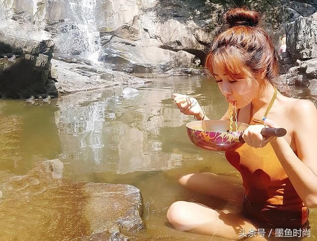 泡温泉来款挂脖吊带，吃个面都美的过分！