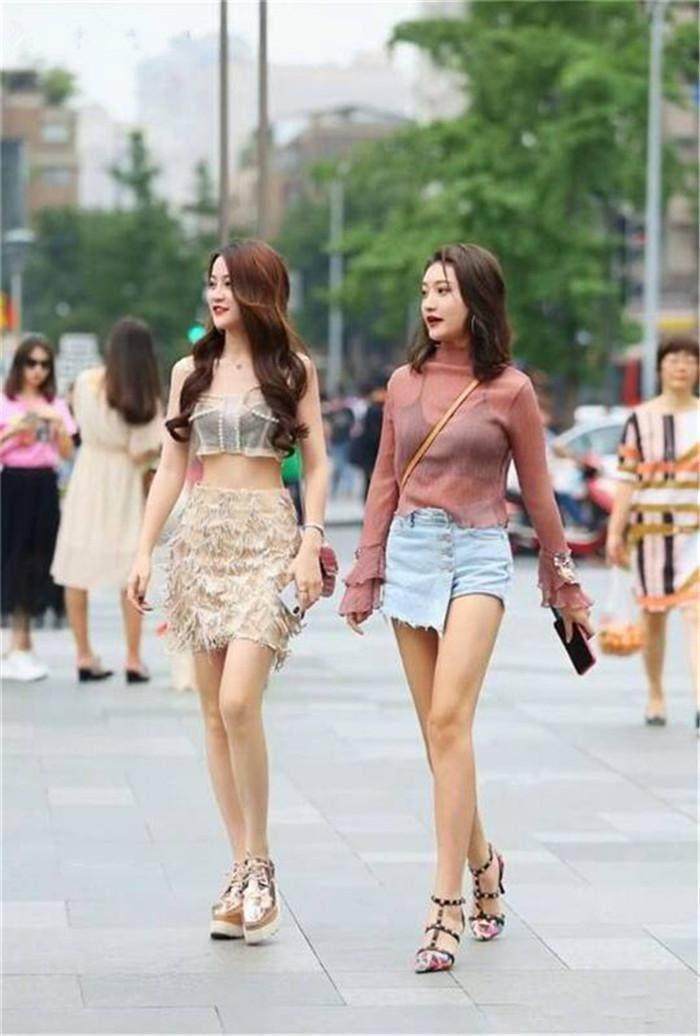 街拍: 图一的闺蜜没有房子你别碰, 图五的闺蜜没有四合院你别撩!