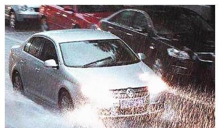 下雨天行车开双闪？小心扣3分罚200元！交警：大多数人都不懂开车