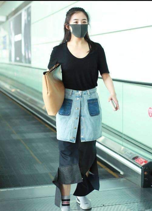 张含韵这造型让人费解，牛仔裙反而当了腰带，下面还藏了条破烂裙