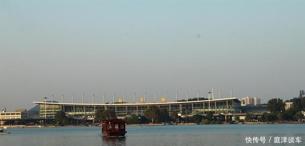 中国最美的两个火车站, 一个出站能看到湖, 一个出站能看到海!