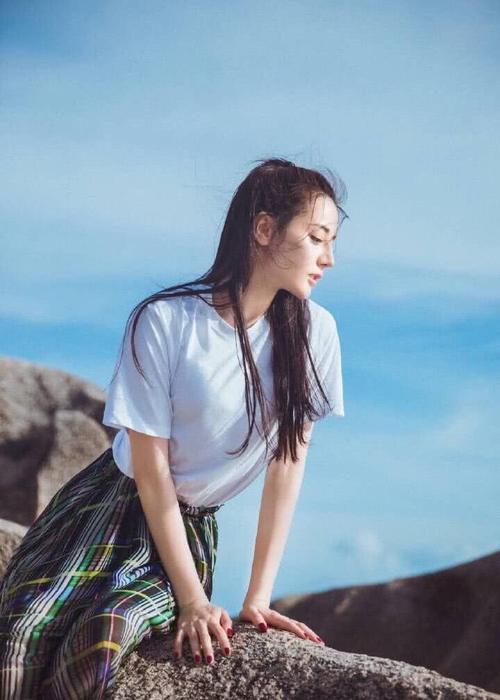 迪丽热巴实力上演旅游穿搭范本，网友：也太美了吧！
