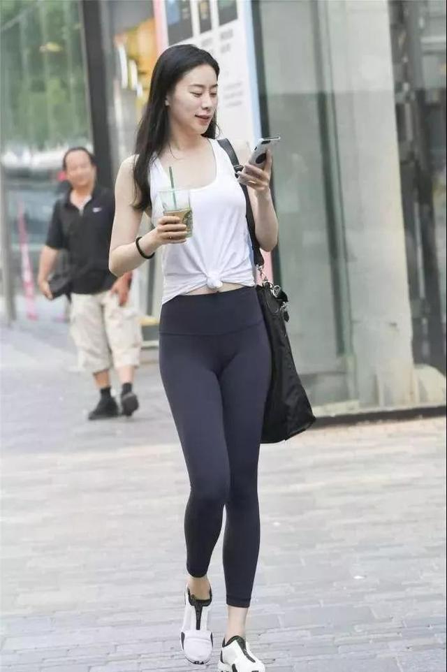 气质小姐姐黑色紧身裤，长发飘飘，气质优雅恬静，让人眼前一亮。