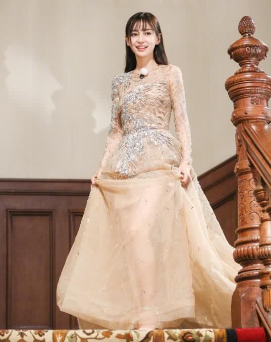 baby穿裸色裙下楼梯,大白腿若隐若现,网友:这高