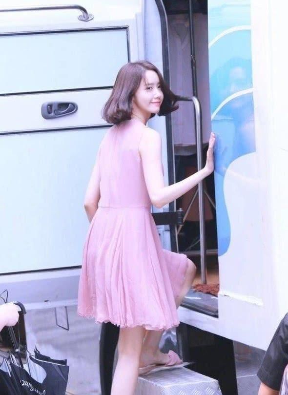 林允儿真是越来越大胆,用洞洞鞋配西装,也就你敢这样穿!