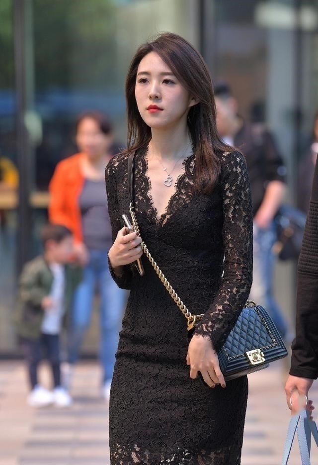  气质|路人街拍，靓女黑色的短裙搭配黑色的丝袜，充满着女人味