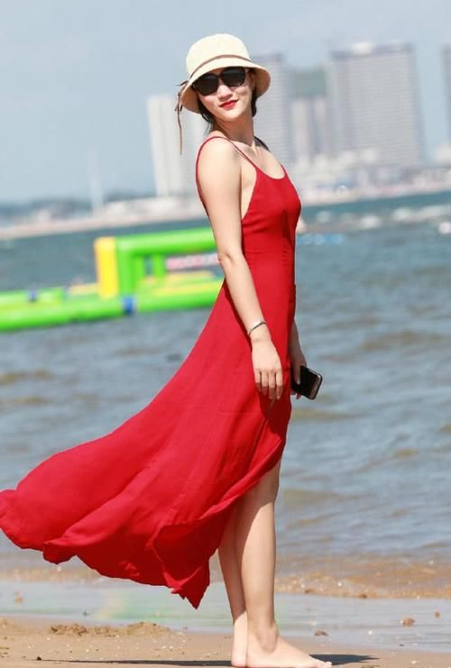  『姐姐们』圆草帽配红色经典开叉鱼尾裙 尽显优雅 自信又美丽