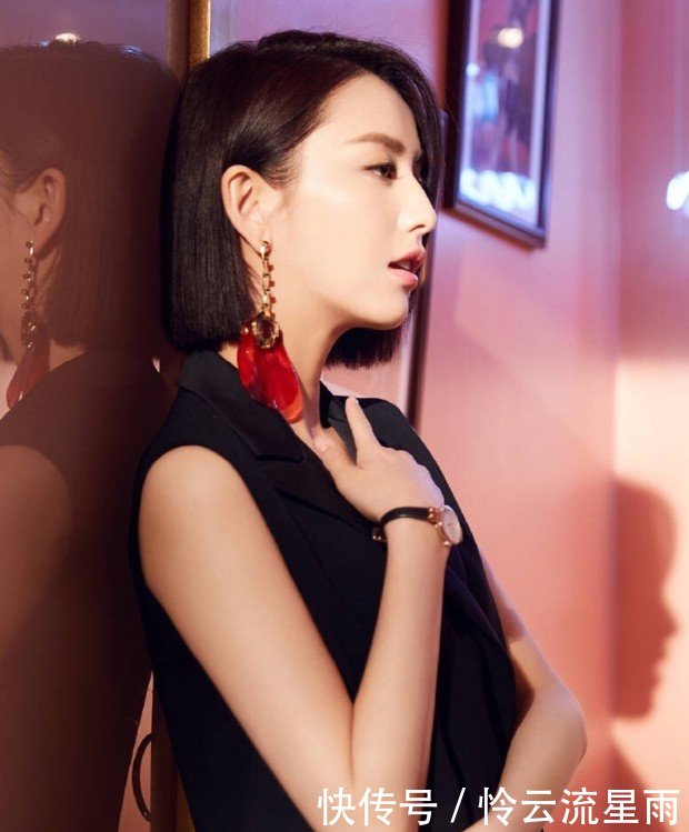 佟丽娅绝了,原本“糖片耳环”就很抢镜了,又来一双“塑料靴”!