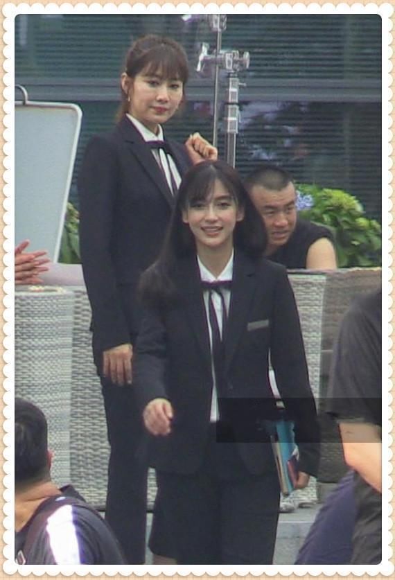 看了杨颖的西装，再看李菲儿，网友直呼：真不敢恭维黄晓明的品味