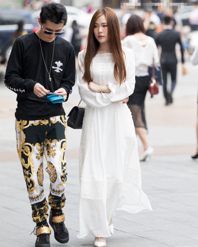 重庆街拍，一字肩高腰长裙搭配尖头高跟鞋，尽显优雅气质