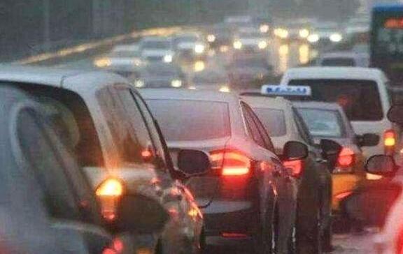  违章：跑高速突遇大暴雨，打双闪还是开雾灯？弄错了既违章又危