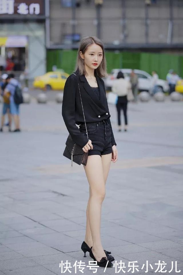  [气质]街拍：美女一双一字带的黑色高跟凉鞋，气质时尚，又带着魅力