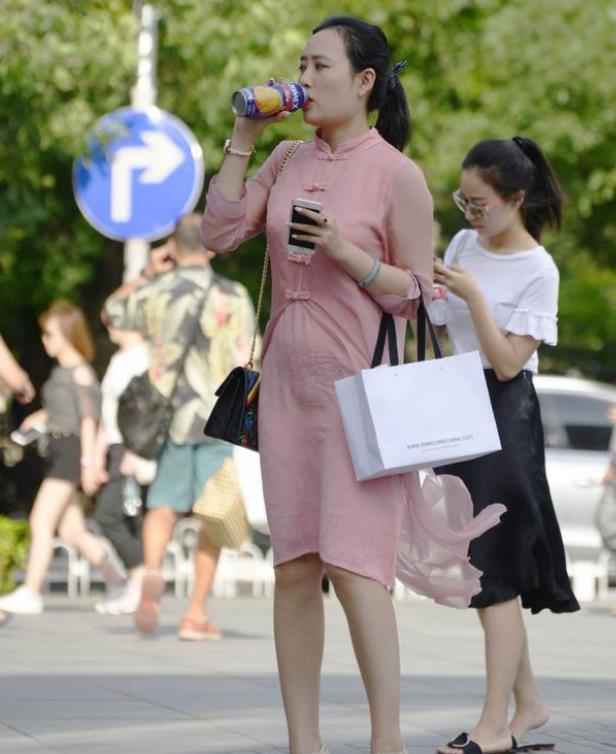  『气质』街拍：闭月羞花的美女，一件灰色一字肩拼接连衣裙，时尚气质美