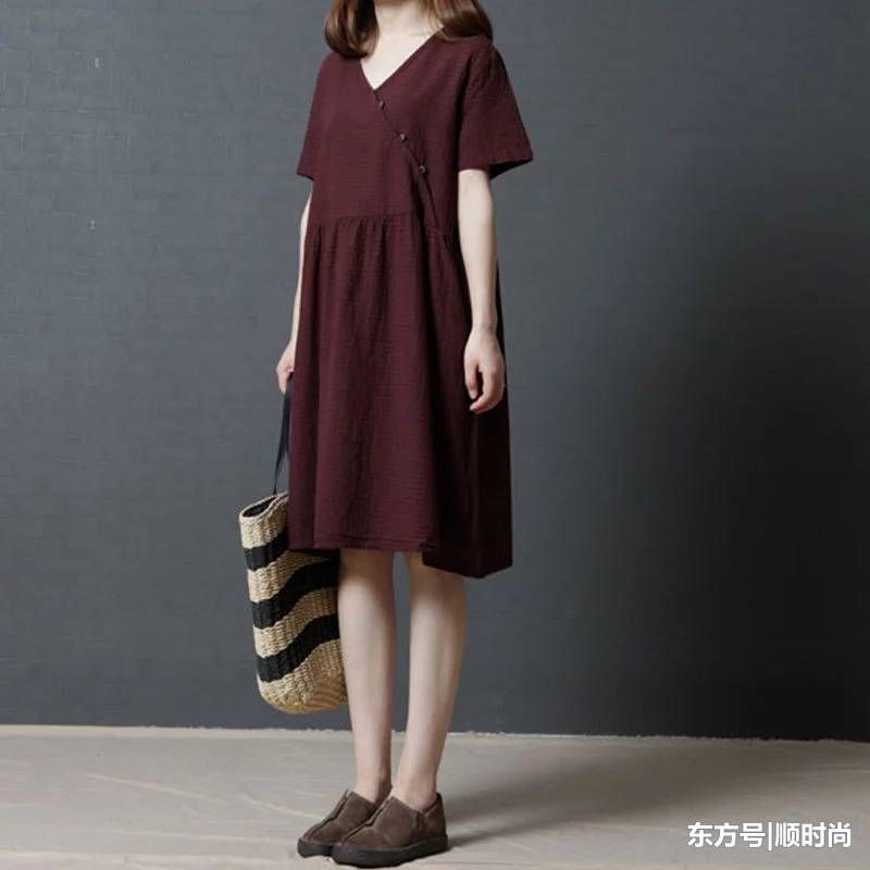 甜美动人的雪纺连衣裙，凸显修长身材比例，美嫩年轻，气质出众