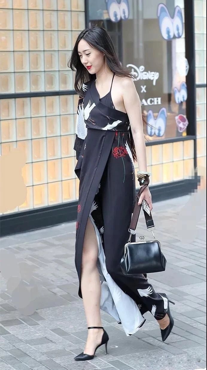 街拍丨穿黑色性感，穿白色清纯?是时候改观了!