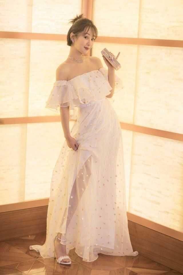 杨紫告别“五五分”身材，穿搭越发时尚，网友：主要是瘦下来了！