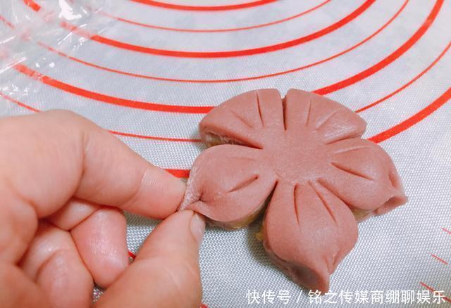 清明@清明时节教你做桃花酥,酥得掉渣一学就会,长辈特喜欢,全家爱吃