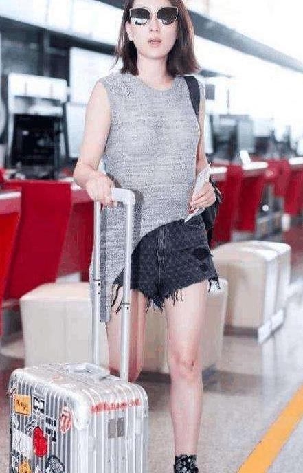 马苏真开放! 短裤短得只剩一个“三角形”, 网友: 越短越时尚