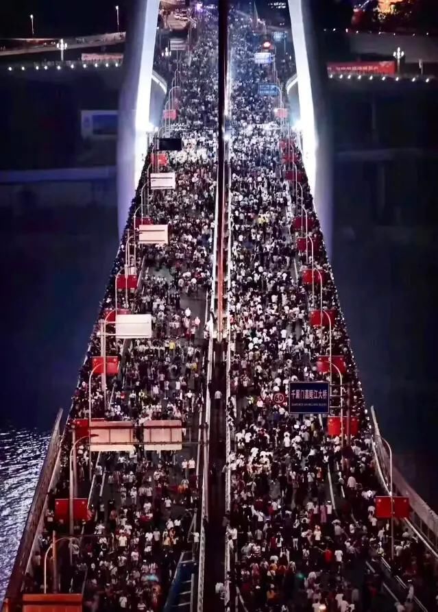 为何重庆国庆游客是成都两倍，收入却少100亿，网友们的答案亮了
