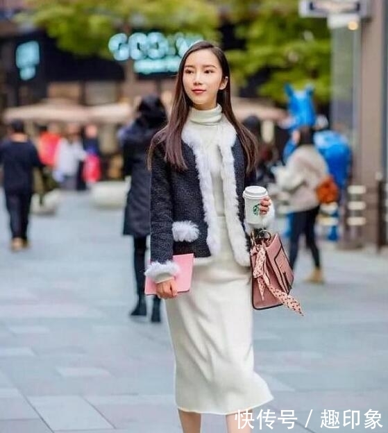 「位小姐姐」街拍美图,秋天很适合这样穿搭,不错的高跟风景线