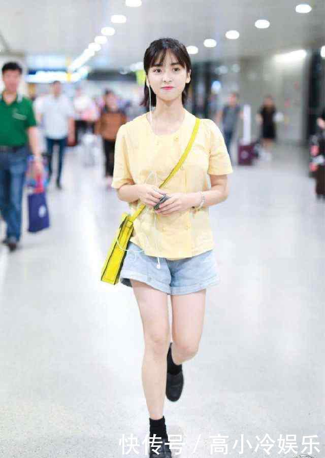 沈月总算穿对一次了,T恤搭牛仔裤,瞬间一双大长腿吸睛,惊呆了