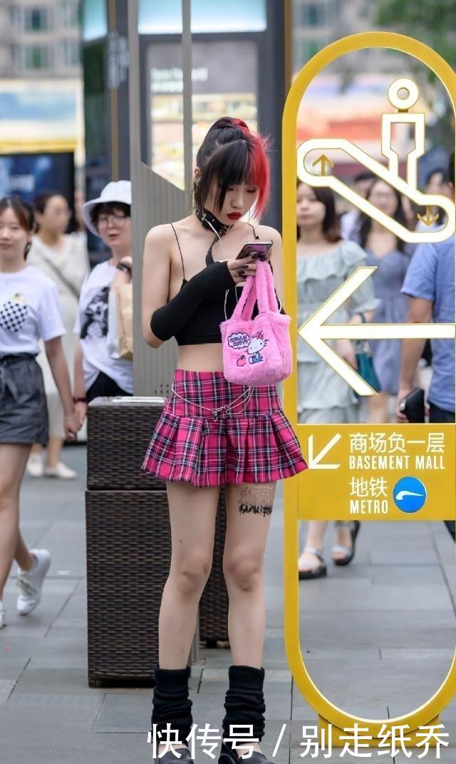 『搭配』路人街拍,姑娘非常好看,穿黑色高腰吊带背心,很是惊艳