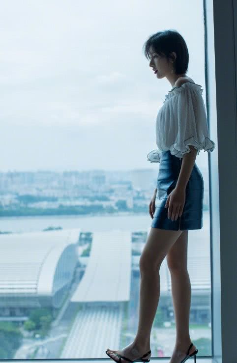 张俪玩出新花样，穿一双透明鞋子，看上去就像用“脚趾”在走路!