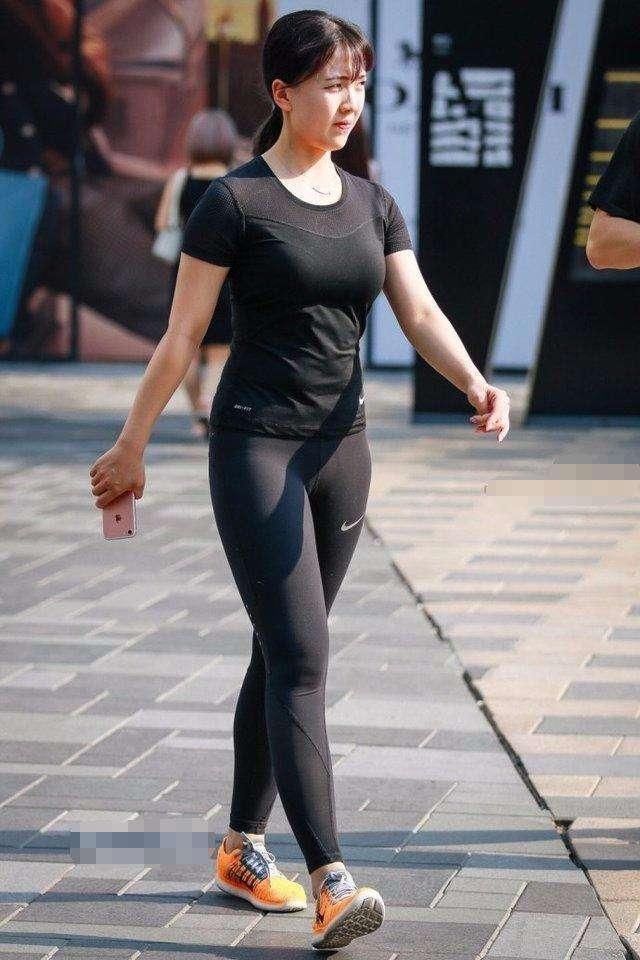 用薄薄一层蕾丝网纱的设计，让女人的气质变为性感与优雅并存