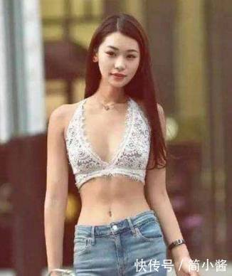 街拍：小姐姐一件白色蕾丝裹胸内衣外穿，性感火辣又清爽！