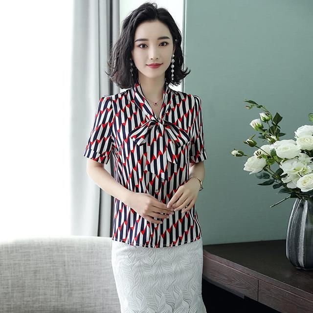 中秋聚会别穿太随意,婆婆穿这种秋衫,遮肉显瘦有气质,家人都夸