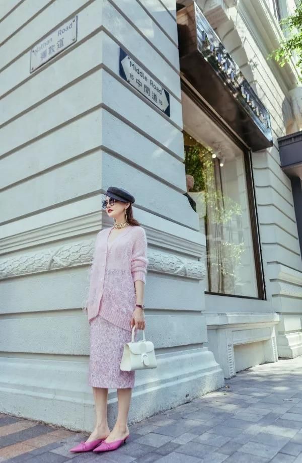 很能打的周慧敏又穿仙女裙，不会老的袁泉用皮衣高级大家一脸！