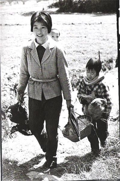 一组80年代左右的老照片，图6大集体时期，图8回娘家