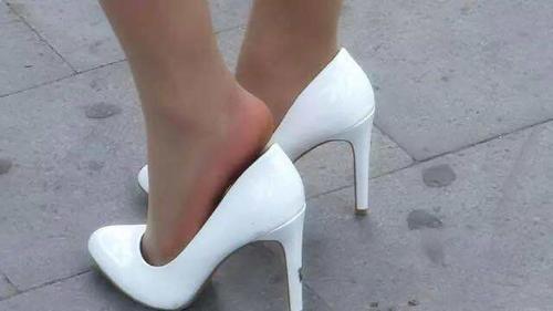 尖尖细高跟,勾勒出柔美的脚部曲线,更能衬出修长美腿!