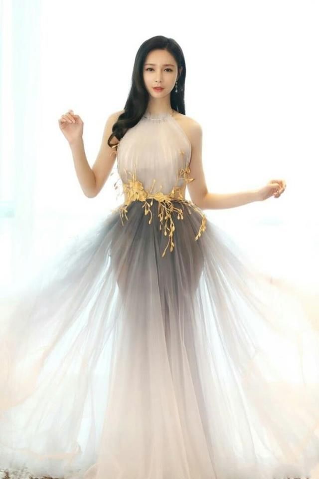 沈梦辰穿薄纱裙现身，看到她的鼻子我呆了，网友：越整越歪了！