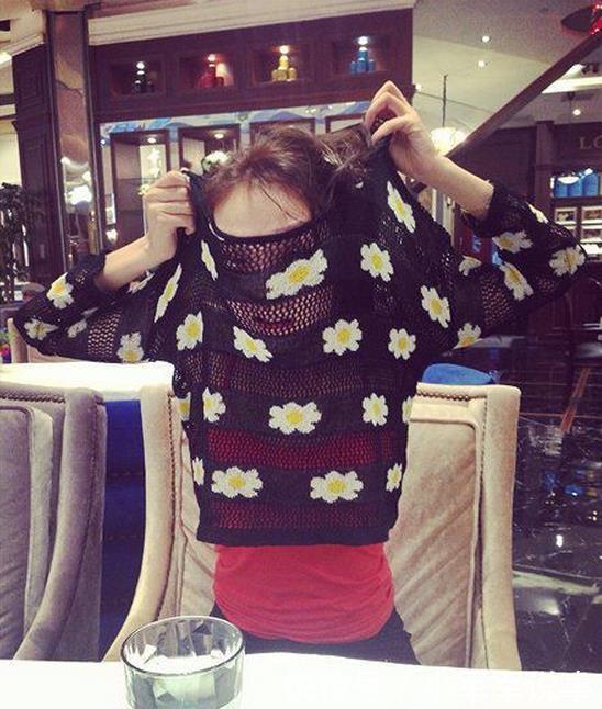 穿红裙子的姑娘，总觉你的身高不对，你这高跟鞋比你的脚还长！