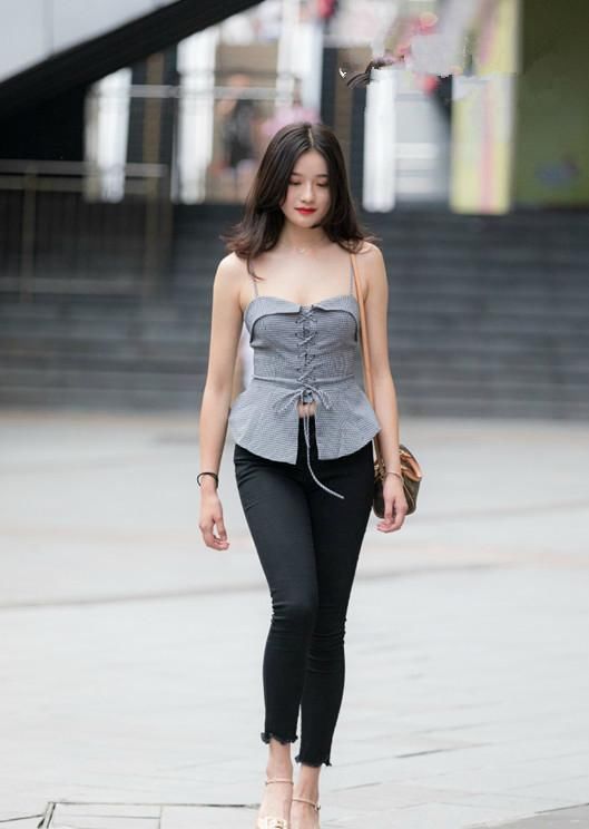 街拍，我一直担心，图2的牛仔裤在穿的时候脚会不会从破洞伸出