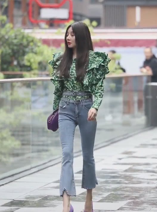  喇叭裤|美女怕裤子掉,在喇叭裤上裁了两条裤头,一不小心就火了！